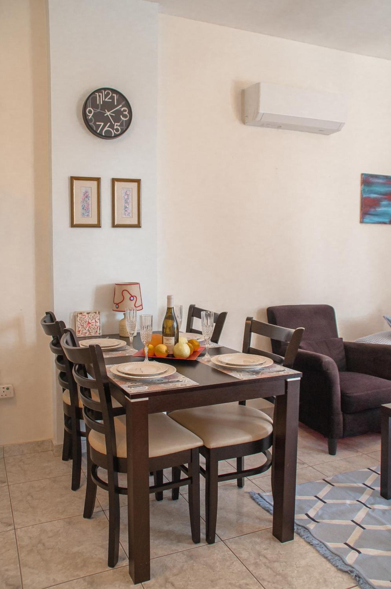 Cozy 1 Bedroom Apartment In Walking Distance To The Municipal Beach パ フォス エクステリア 写真