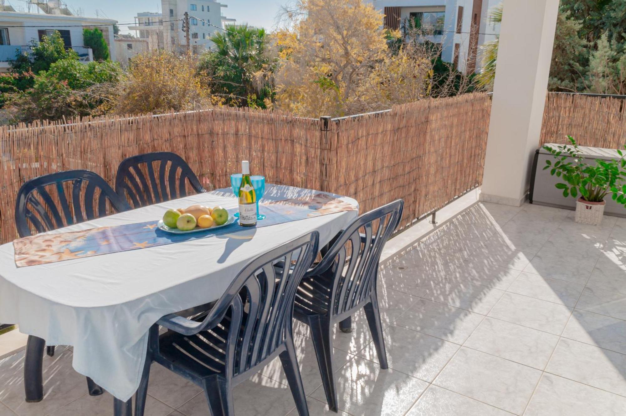 Cozy 1 Bedroom Apartment In Walking Distance To The Municipal Beach パ フォス エクステリア 写真