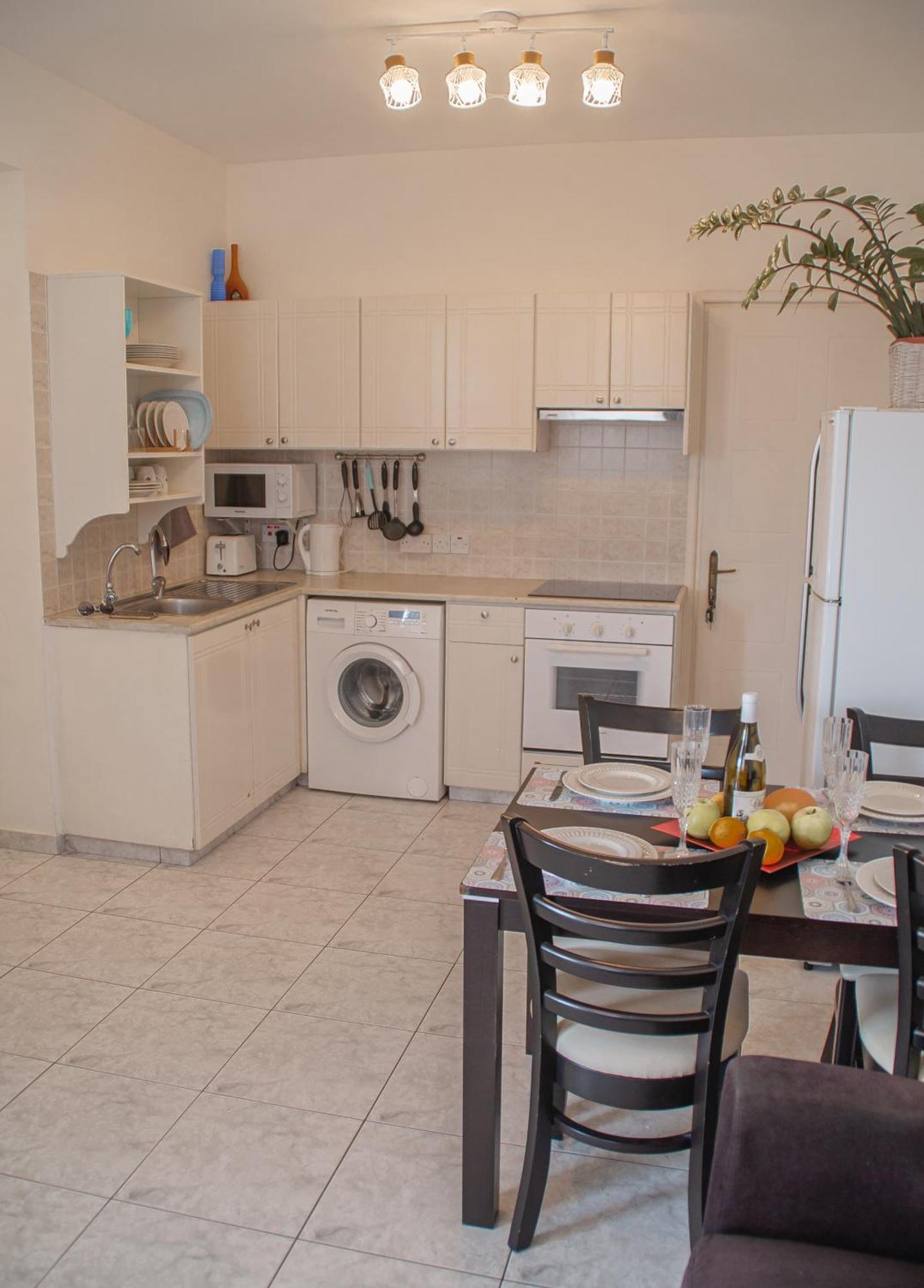 Cozy 1 Bedroom Apartment In Walking Distance To The Municipal Beach パ フォス エクステリア 写真