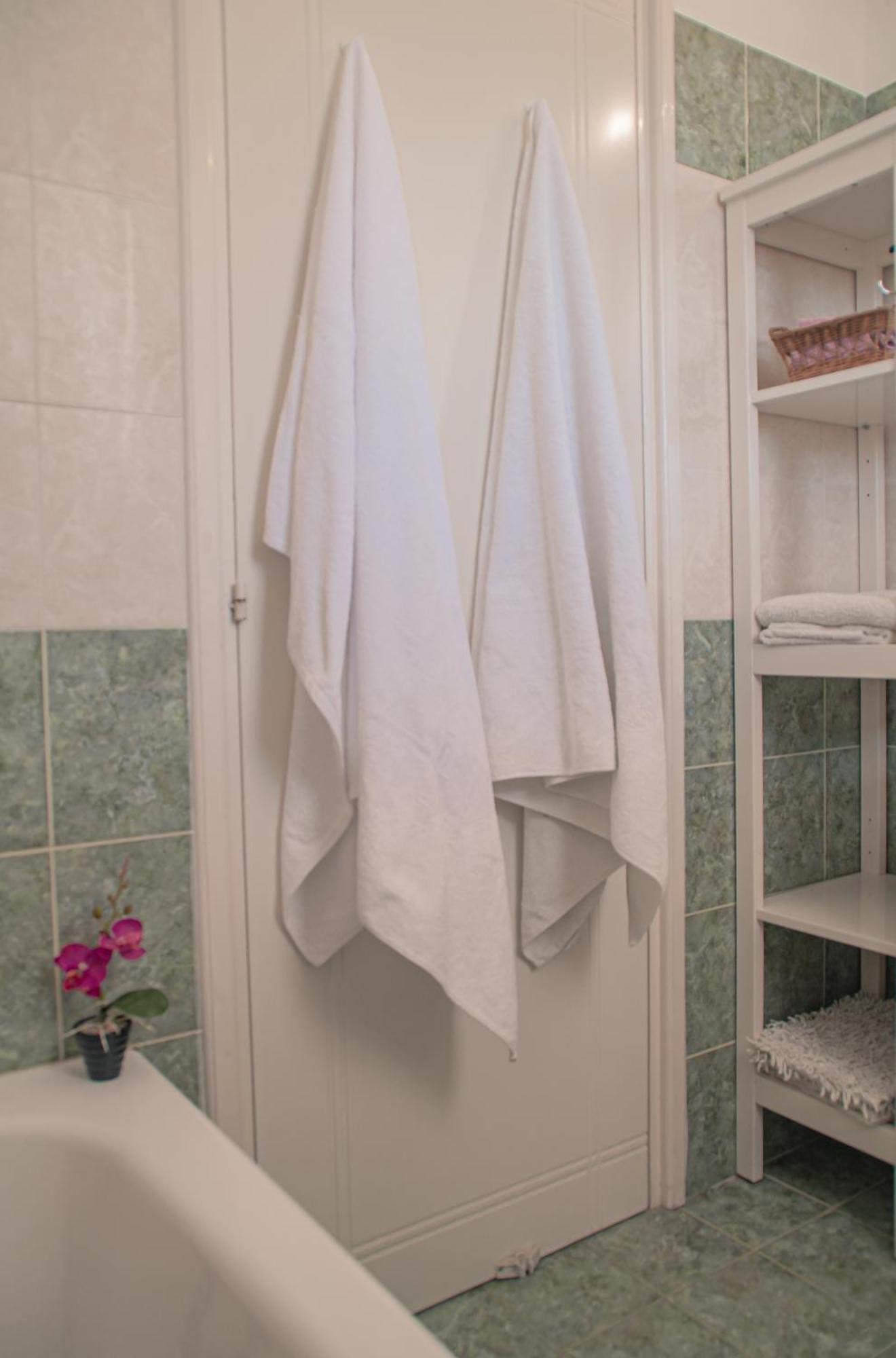 Cozy 1 Bedroom Apartment In Walking Distance To The Municipal Beach パ フォス エクステリア 写真