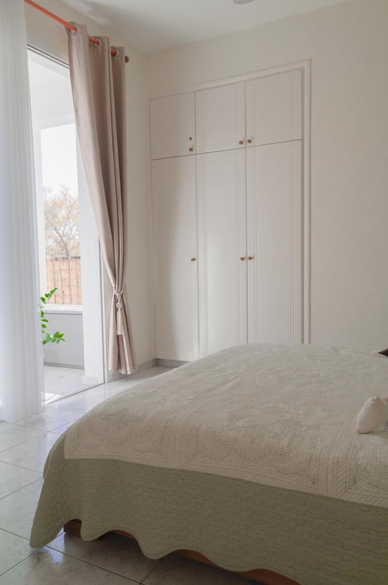 Cozy 1 Bedroom Apartment In Walking Distance To The Municipal Beach パ フォス エクステリア 写真